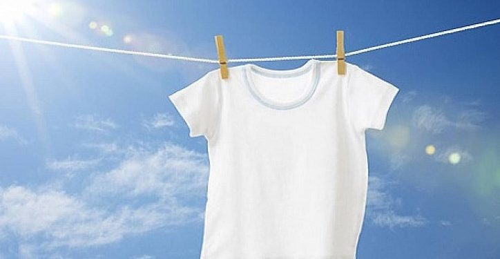 Alldaynews.gr Δείτε πόσο Εύκολα φεύγει η κιτρινίλα από τα λευκά ρούχα