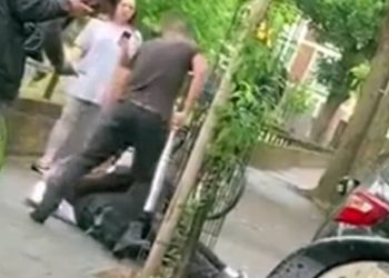 Κλωτσιές και ξύλο με ρόπαλο σε αστυνομικό που προσπαθεί να συλλάβει ύποπτο[video]