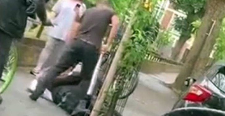 Κλωτσιές και ξύλο με ρόπαλο σε αστυνομικό που προσπαθεί να συλλάβει ύποπτο[video]