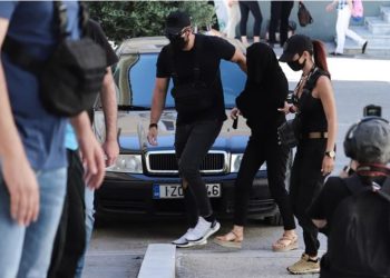 Επίθεση με βιτριόλι: Στον ανακριτή η 35χρονη, ντυμένη στα μαύρα και καλυμμένη με μαντήλι [Εικόνες]