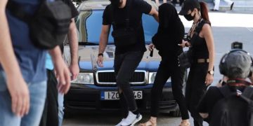 Επίθεση με βιτριόλι: Στον ανακριτή η 35χρονη, ντυμένη στα μαύρα και καλυμμένη με μαντήλι [Εικόνες]