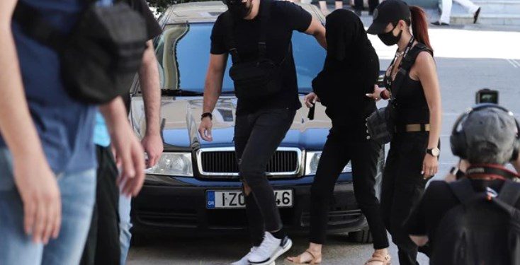 Επίθεση με βιτριόλι: Στον ανακριτή η 35χρονη, ντυμένη στα μαύρα και καλυμμένη με μαντήλι [Εικόνες]