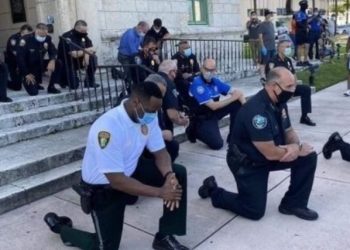 Δολοφονία George Floyd: Αστυνομικοί γονατίζουν μπροστά στους διαδηλωτές[video]