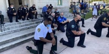 Δολοφονία George Floyd: Αστυνομικοί γονατίζουν μπροστά στους διαδηλωτές[video]