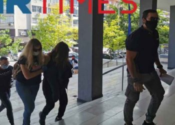 Αυτές είναι στις Φωτογραφίες: Η Κόρη έβλεπε που Έσφαζε τον Πατέρα της η Μάνα της;