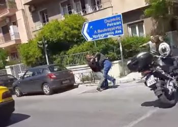 Αυτόπτης μάρτυρας «αδειάζει» τον Χρυσοχοϊδη: Συνοδεία χτύπησε τον μοτοσυκλετιστή[video]