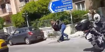 Αυτόπτης μάρτυρας «αδειάζει» τον Χρυσοχοϊδη: Συνοδεία χτύπησε τον μοτοσυκλετιστή[video]