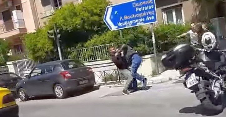 Αυτόπτης μάρτυρας «αδειάζει» τον Χρυσοχοϊδη: Συνοδεία χτύπησε τον μοτοσυκλετιστή[video]