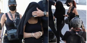 Επίθεση με βιτριόλι: Μαγνήτισε τα βλέμματα η κοκκινομάλλα Αστυνομικός[photos]