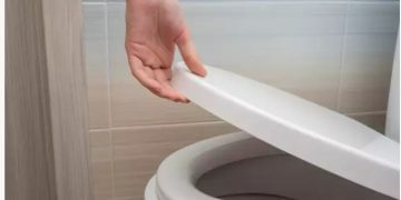 Κορωνοϊός: Μην τραβάτε καζανάκι με ανοικτό καπάκι – Τι κίνδυνος υπάρχει