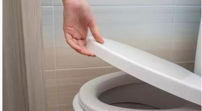 Κορωνοϊός: Μην τραβάτε καζανάκι με ανοικτό καπάκι – Τι κίνδυνος υπάρχει