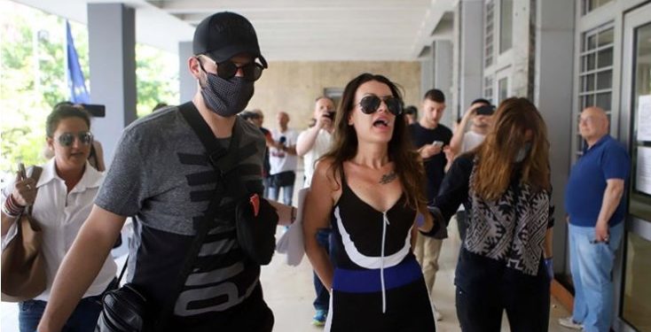 Στον εισαγγελέα η παρουσιάστρια που πέταξε νερό στον Χαρδαλιά[video]