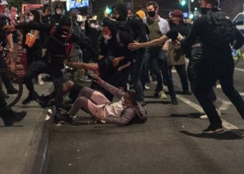 Τραμπ σε κυβερνήτες: Θα σας πατήσουν – Τηλεφώνημα Πούτιν στον Αμερικανό πρόεδρο