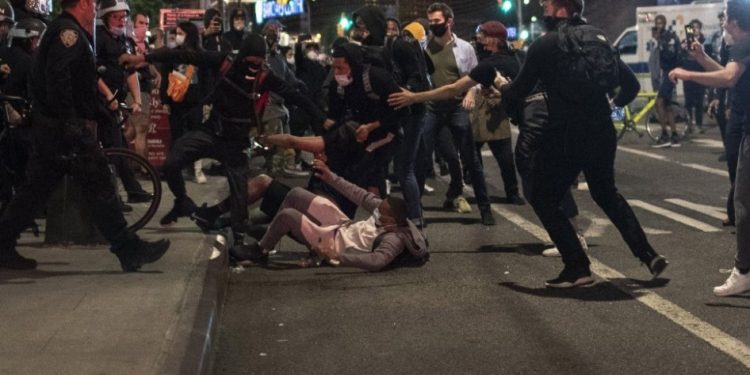 Alldaynews.gr Τραμπ σε κυβερνήτες: Θα σας πατήσουν – Τηλεφώνημα Πούτιν στον Αμερικανό πρόεδρο