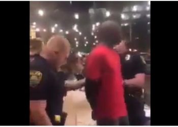 «Είστε οι πιο χαζοί καρ@@@δες στον κόσμο»: Αστυνομικοί συλλαμβάνουν Αφροαμερικάνο, τους προκύπτει… “πράκτορας” (Video)