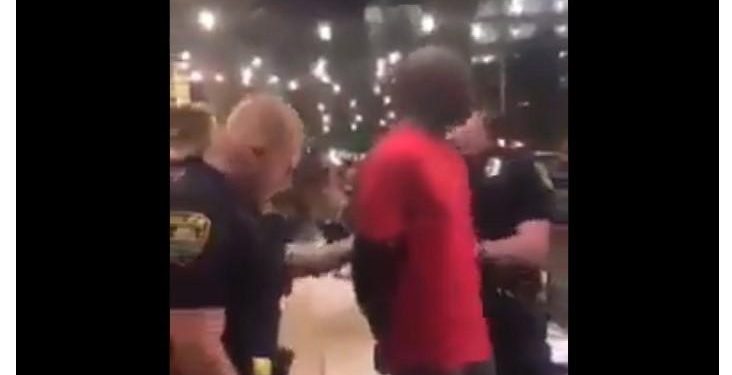 «Είστε οι πιο χαζοί καρ@@@δες στον κόσμο»: Αστυνομικοί συλλαμβάνουν Αφροαμερικάνο, τους προκύπτει… “πράκτορας” (Video)