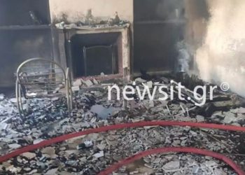 Φωτιά στην Βούλα: Σοκαριστικές εικόνες από το διαμέρισμα – Εγκλωβίστηκε στο μπάνιο η 60χρονη και κάηκε ζωντανή