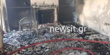 Alldaynews.gr Φωτιά στην Βούλα: Σοκαριστικές εικόνες από το διαμέρισμα – Εγκλωβίστηκε στο μπάνιο η 60χρονη και κάηκε ζωντανή