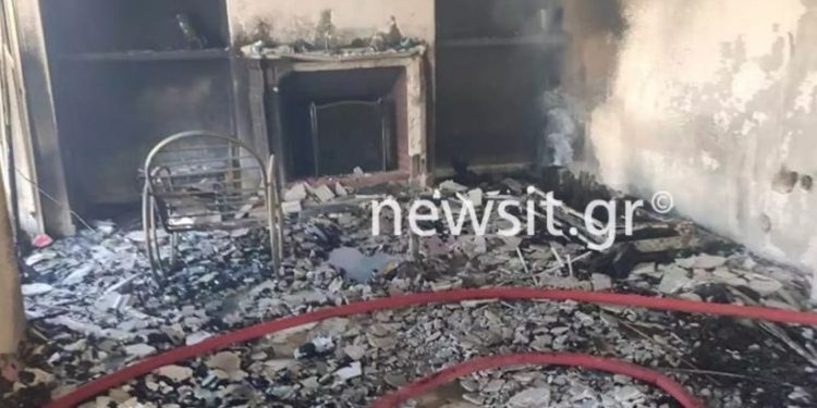 Alldaynews.gr Φωτιά στην Βούλα: Σοκαριστικές εικόνες από το διαμέρισμα – Εγκλωβίστηκε στο μπάνιο η 60χρονη και κάηκε ζωντανή