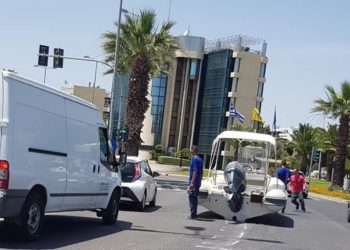 Λεωφόρος Βάρης: Του έφυγε το σκάφος από το τρέιλερ[video][photos]