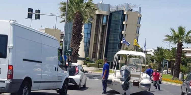 Λεωφόρος Βάρης: Του έφυγε το σκάφος από το τρέιλερ[video][photos]