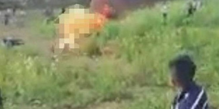 Έκαψαν ζωντανό φοιτητή – Πίστευαν ότι είναι μάγος[Σκληρές Εικόνες]