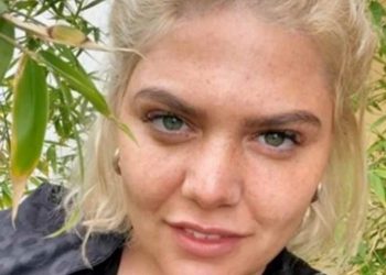 Με ολόσωμο μαγιό η Δανάη Μπάρκα – Έτσι είναι το σώμα της χωρίς φίλτρα