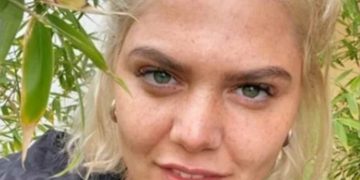 Με ολόσωμο μαγιό η Δανάη Μπάρκα – Έτσι είναι το σώμα της χωρίς φίλτρα