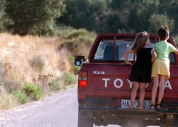 Τα αξέχαστα καλοκαίρια των παιδικών μας χρόνων – Έπινες νερό από το λάστιχο, μέτραγες τα παγωτά και τα μπάνια;