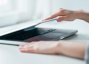 Αυτό είναι το Μεγάλο λάθος που κάνεις με το Laptop σου