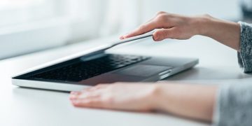 Αυτό είναι το Μεγάλο λάθος που κάνεις με το Laptop σου