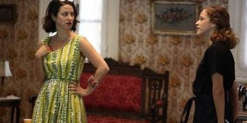 Άγριες Μέλισσες:Η Ουρανία με σορτς! Τα χάσαμε με τα καλλίγραμμα πόδια της[photos]