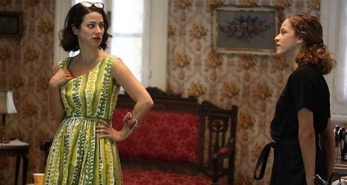 Άγριες Μέλισσες:Η Ουρανία με σορτς! Τα χάσαμε με τα καλλίγραμμα πόδια της[photos]