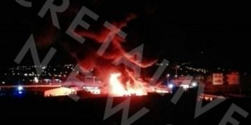 Αυτό δεν έχει ξαναγίνει στην Ελλάδα! Αυτοκίνητα να καίγονται τη σειρά![video]