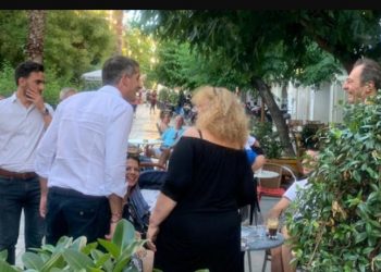 Αναρχικοί πέταξαν καφέδες και νερά στον Κώστα Μπακογιάννη[photos]