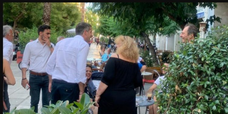 Αναρχικοί πέταξαν καφέδες και νερά στον Κώστα Μπακογιάννη[photos]