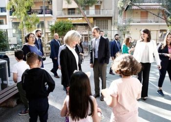 Πιτσιρικάς «λιποθύμησε» όταν είδε τον Κυριάκο Μητσοτάκη[video]