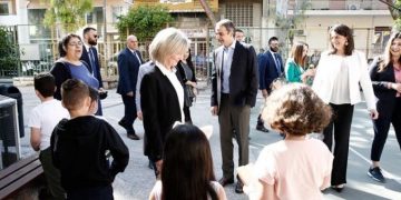 Πιτσιρικάς «λιποθύμησε» όταν είδε τον Κυριάκο Μητσοτάκη[video]