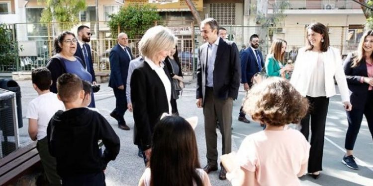 Πιτσιρικάς «λιποθύμησε» όταν είδε τον Κυριάκο Μητσοτάκη[video]