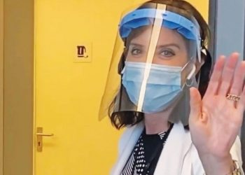 Η Άννα-Μισέλ Ασημακοπούλου δεν αστειεύεται με τα μέτρα προστασίας – Μάσκα περικεφαλαία πάνω από …άλλη μάσκα