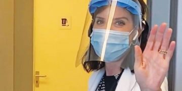 Η Άννα-Μισέλ Ασημακοπούλου δεν αστειεύεται με τα μέτρα προστασίας – Μάσκα περικεφαλαία πάνω από …άλλη μάσκα