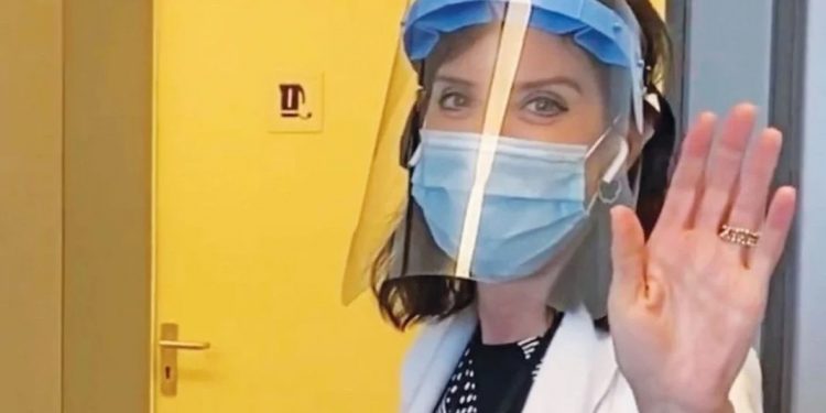 Η Άννα-Μισέλ Ασημακοπούλου δεν αστειεύεται με τα μέτρα προστασίας – Μάσκα περικεφαλαία πάνω από …άλλη μάσκα