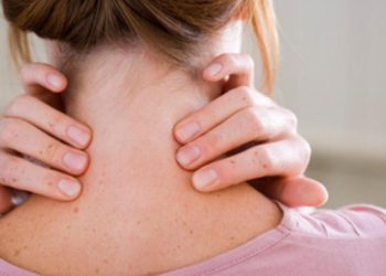 Ένας στους δύο με πρόβλημα στον αυχένα, όταν δουλεύει στο γραφείο πάνω από 4 ώρες