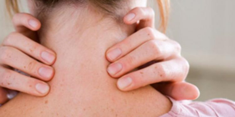 Alldaynews.gr Ένας στους δύο με πρόβλημα στον αυχένα, όταν δουλεύει στο γραφείο πάνω από 4 ώρες