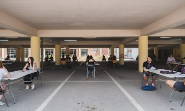 Στο… πάρκινγκ του Πολυτεχνείου έδωσαν εξετάσεις οι φοιτητές (pics)
