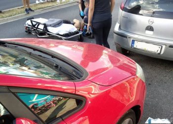 Άνοιξε απότομα ο οδηγός την πόρτα και «καρφώθηκε» με το ποδήλατό της (pics)