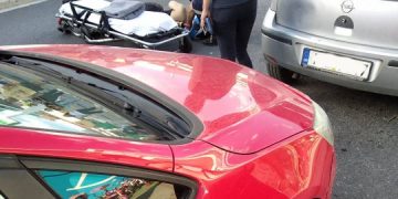 Άνοιξε απότομα ο οδηγός την πόρτα και «καρφώθηκε» με το ποδήλατό της (pics)