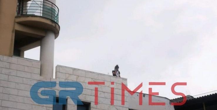 Alldaynews.gr ΠΡΙΝ ΑΠΟ ΛΙΓΟ: Έκρηξη σε εταιρεία στην Θεσσαλονίκη – Απεγκλωβίστηκε γυναίκα από την Πυροσβεστική (Video)