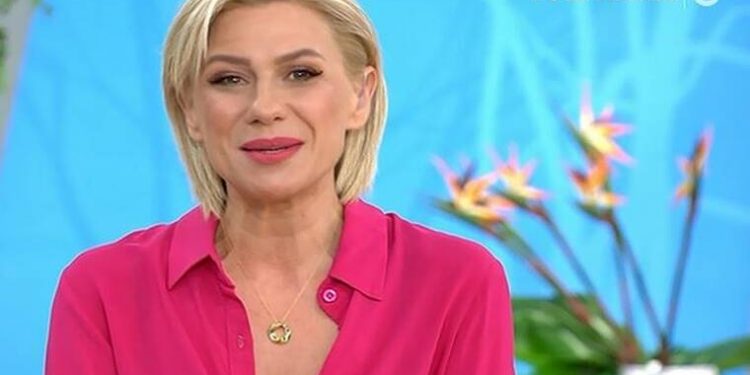 Alldaynews.gr Μόνη της η Καραβάτου στην εκπομπή – Έλειπε ο Κρατερός σήμερα – Στο νοσοκομείο η κόρη της (video)