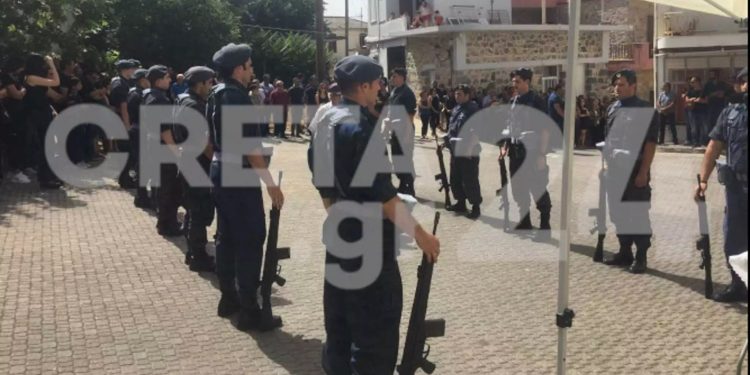 Alldaynews.gr Σπαραγμός στην κηδεία του πιλότου της Πολεμικής Αεροπορίας (pics)